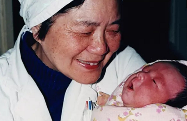 中国第一个试管婴儿郑萌珠，如今生活幸福已是一个亭亭玉立的姑娘了